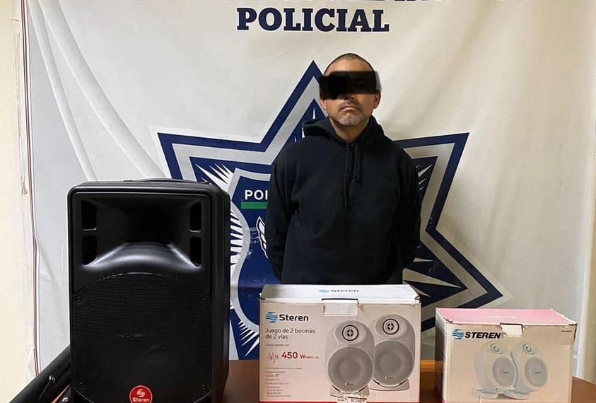 Detienen a presunto ladrón de tienda Steren a una cuadra de la Presidencia Municipal de PN