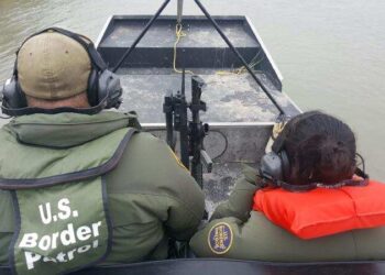 Rescatan a bebé migrante a punto de morir en la orilla del Río Bravo