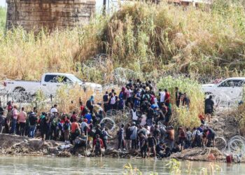 Mueren madre y dos hijos migrantes en el Río Bravo en Eagle Pass