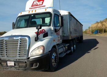 Confiscan cargamento de cristal a tráiler de Baldomero Rdz que se dirigía a PN