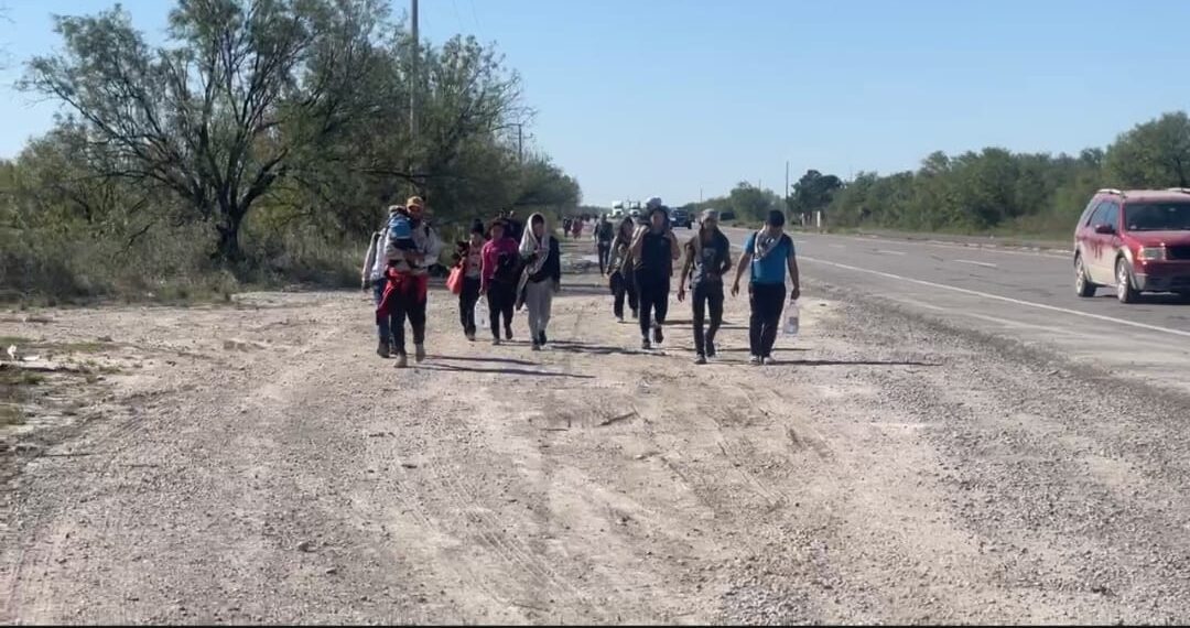 Llega nueva caravana de cientos de migrantes y crece temor de cierre de puentes