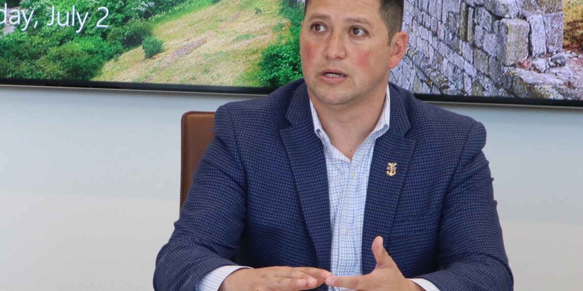 «Si hubiera un momento para hacer sonar la alarma, este sería»: congresista Tony Gonzáles sobre crisis migratoria