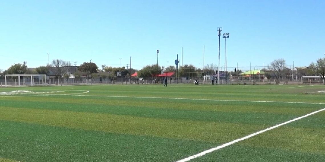 Mpio eleva de 12 a 15 mdp rehabilitación de cancha de fútbol de Macroplaza