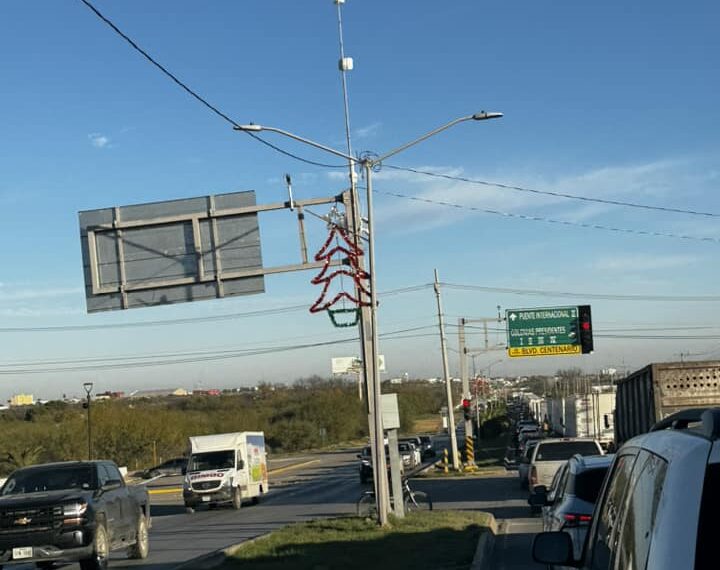 Se agravan filas en el único puente abierto en Piedras Negras en medio de la crisis migratoria