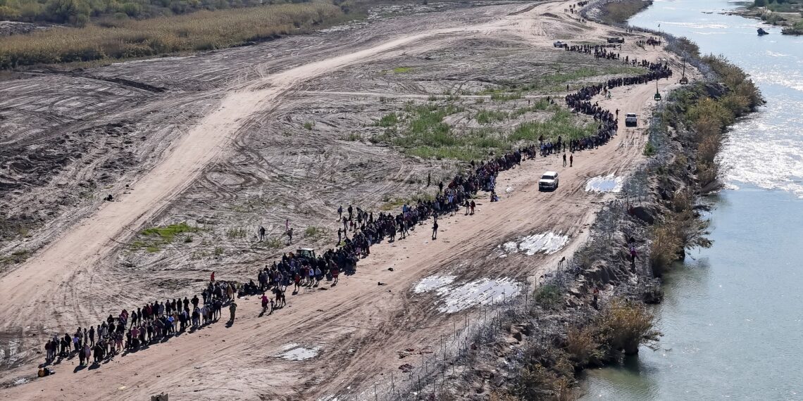 Récord: cruzan más de 4 mil migrantes a Eagle Pass este lunes
