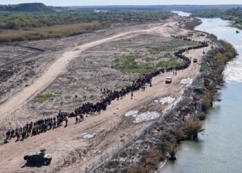 Récord: cruzan más de 4 mil migrantes a Eagle Pass este lunes