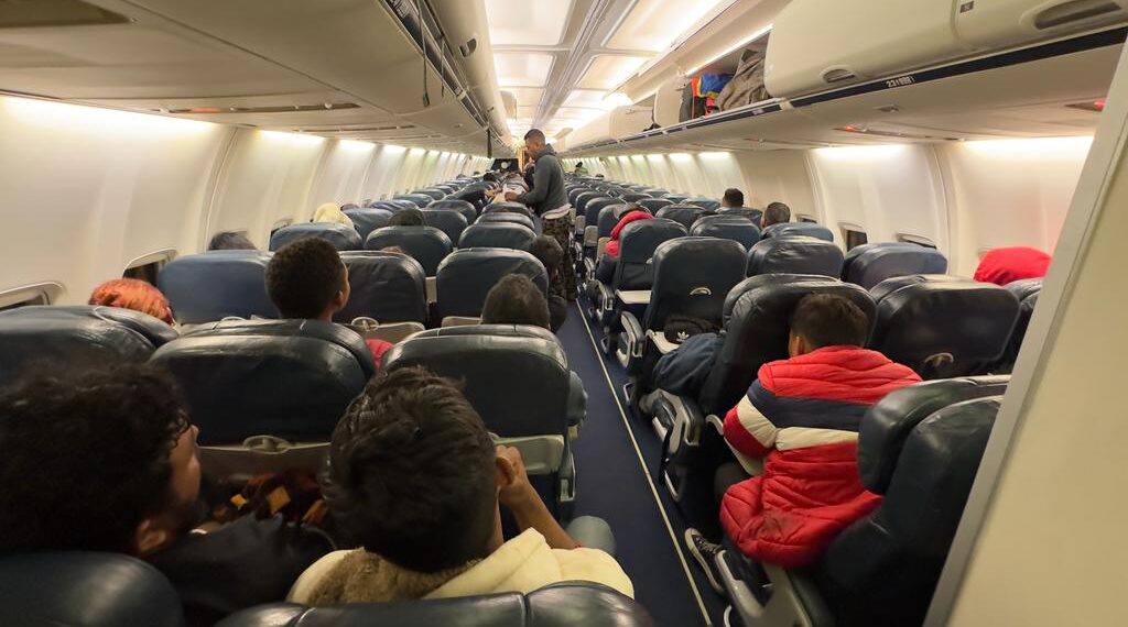 INICIAN EN PIEDRAS NEGRAS OPERATIVOS DE TRASLADO EN AVIÓN Y CAMIONES DE PERSONAS MIGRANTES