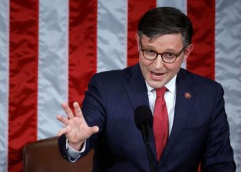 Mike Johnson y republicanos llegan hoy a Eagle Pass para abordar crisis migrante