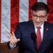 Mike Johnson y republicanos llegan hoy a Eagle Pass para abordar crisis migrante