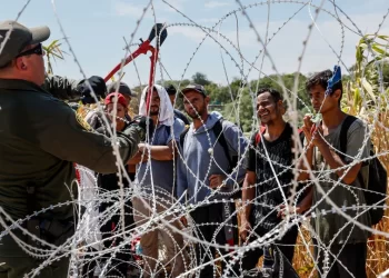 Border Patrol podrá cortar de nuevo cerca de púas entre Eagle Pass y PN, sentencia Suprema Corte