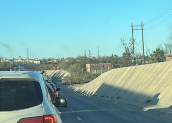 Continúan filas de hasta 4 hrs de espera en Puente Dos, única vía en PN para cruzar a Eagle Pass