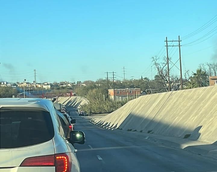 Continúan filas de hasta 4 hrs de espera en Puente Dos, única vía en PN para cruzar a Eagle Pass