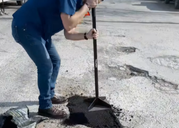 Inicia Jacobo campaña de bacheo en colonias de PN; Mpio intenta obstaculizarlo