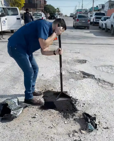 Inicia Jacobo campaña de bacheo en colonias de PN; Mpio intenta obstaculizarlo