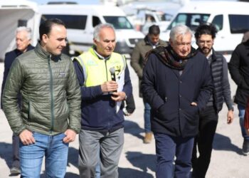 Manolo Jiménez acompaña a AMLO en supervisión de operativos de rescate en minas de Coahuila
