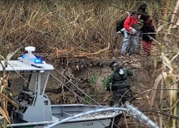 Patrulla Fronteriza evita que se repita tragedia; rescatan a mujer y a sus tres hijos