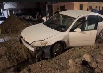 Cae vehículo en otra zanja del Municipio