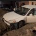 Cae vehículo en otra zanja del Municipio