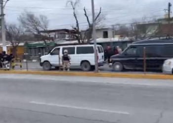 Detiene SEDENA camionetas llenas de migrantes en bulevar República