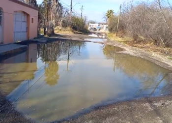 Denuncian drenaje colapsado desde hace meses en colonia Malvinas