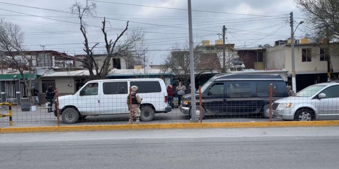 Quedan libres conductores de camionetas llenas de migrantes detenidos por Ejército