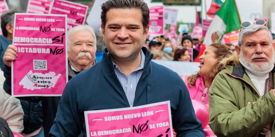 Tras ser llamado «rata» por gobernador de NL, Francisco Cienfuegos participa en marcha por la «democracia»