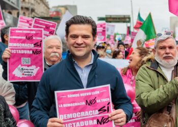 Tras ser llamado «rata» por gobernador de NL, Francisco Cienfuegos participa en marcha por la «democracia»