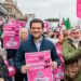 Tras ser llamado «rata» por gobernador de NL, Francisco Cienfuegos participa en marcha por la «democracia»