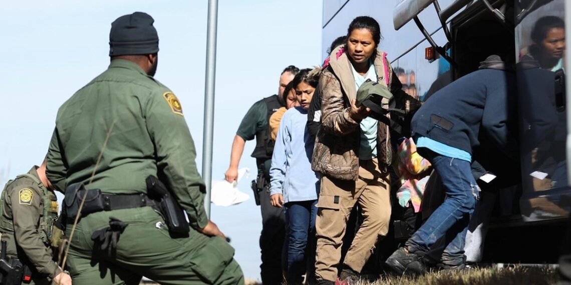 Migrantes evacuados ante amenazas extremistas