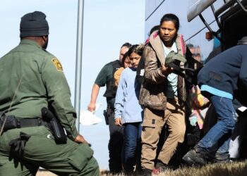 Migrantes evacuados ante amenazas extremistas