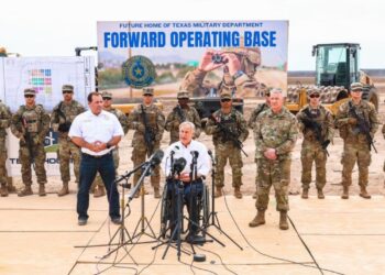 Abbott anuncia proyecto de base militar en Eagle Pass