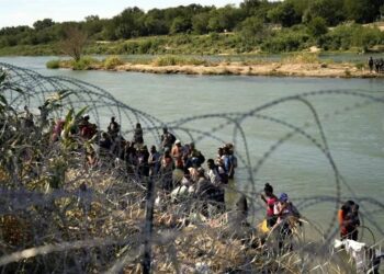 Ingresan por Eagle Pass diariamente 300 migrantes