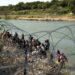 Ingresan por Eagle Pass diariamente 300 migrantes