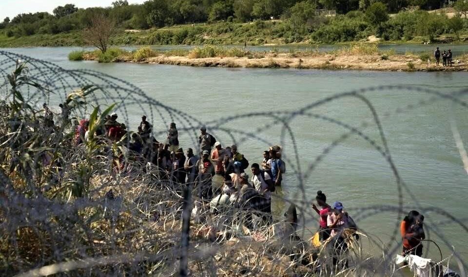 Ingresan por Eagle Pass diariamente 300 migrantes