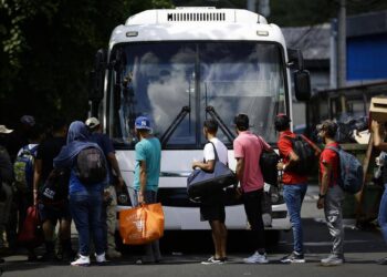Texas ha gastado148 MDD en trasladar migrantes a cds de EU