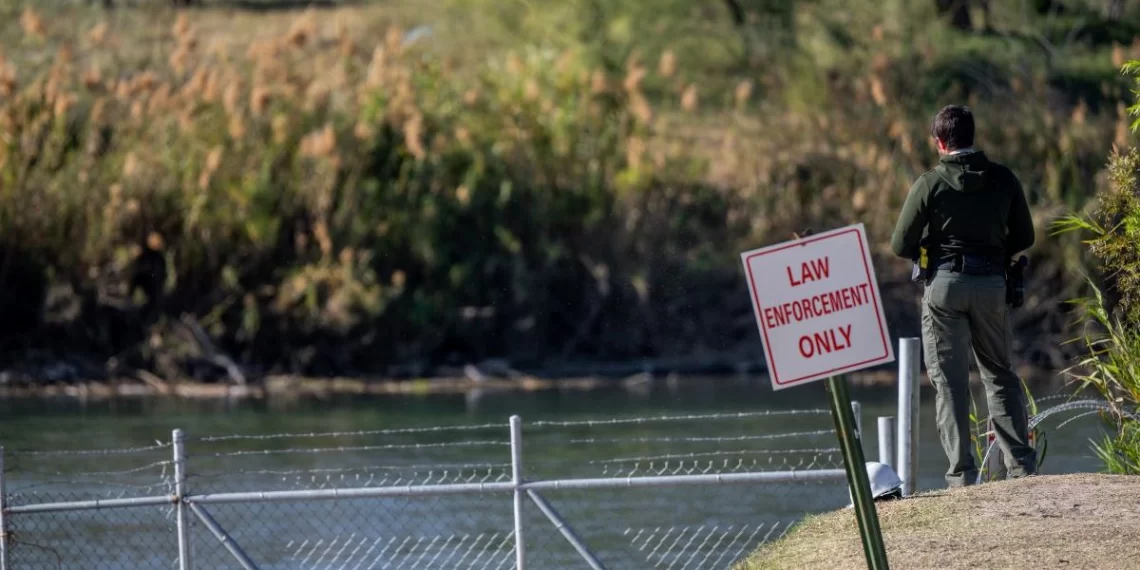 Rescatan menor migrante en Eagle Pass al cruzar el Río Bravo sin familiares