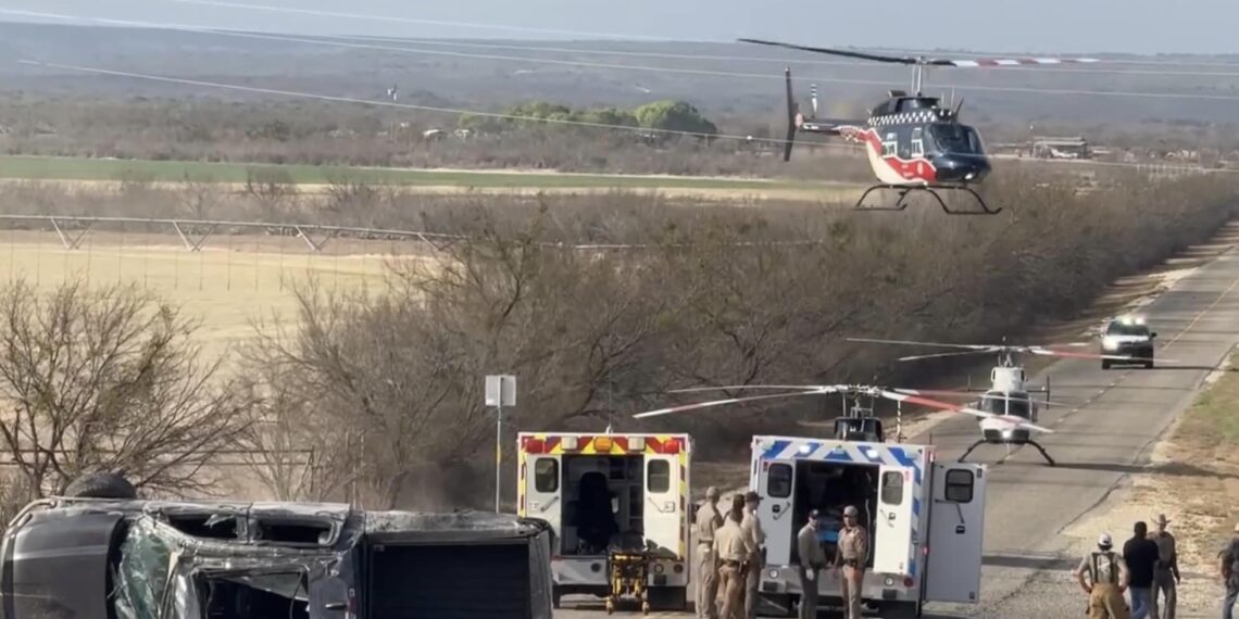 Fallecen 3 migrantes y un traficante de personas en volcadura tras persecución policial en Tx