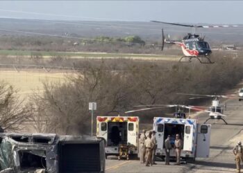 Fallecen 3 migrantes y un traficante de personas en volcadura tras persecución policial en Tx