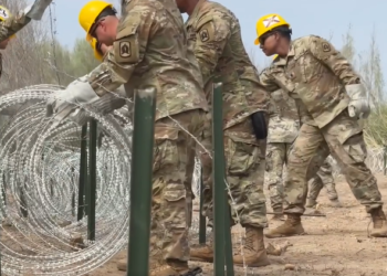 Extiende Abbott cerca de púas hasta Normandy, Tx, frente a El Moral, Coah
