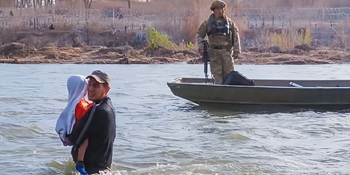 Migrante se aferra a su bebé en medio del río Bravo