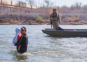 Migrante se aferra a su bebé en medio del río Bravo