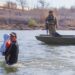 Migrante se aferra a su bebé en medio del río Bravo