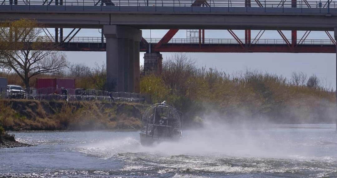 Rescatan a grupo de migrantes en el Río Bravo, incluidos dos menores