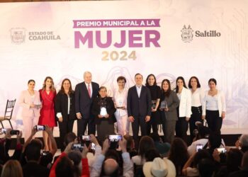 RECONOCEN MANOLO Y CHEMA A MUJERES SALTILLENSES