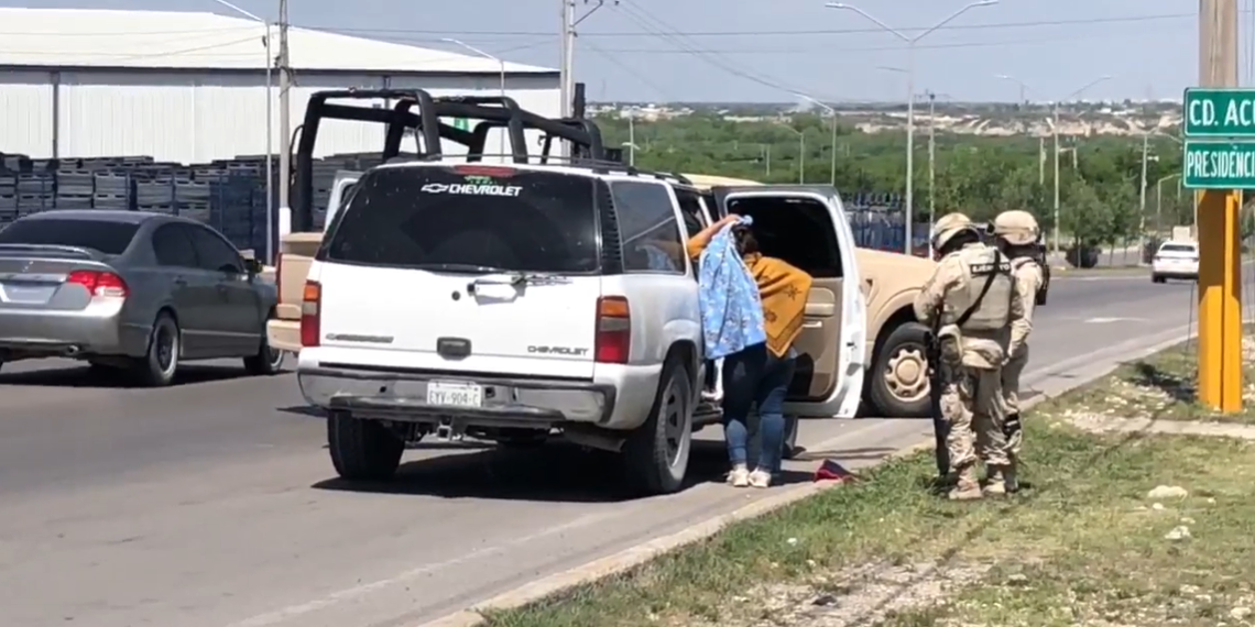 Detiene SEDENA camioneta llena de migrantes en entrada a PN