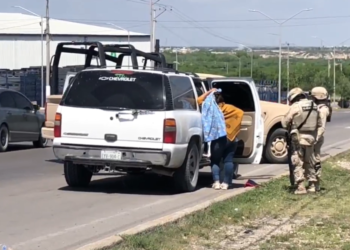 Detiene SEDENA camioneta llena de migrantes en entrada a PN