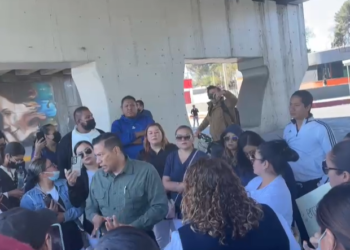 Empleados de la salud bloquean blvr Carranza de Saltillo; piden seguir trabajando