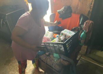 Con despensas intenta Norma “calmar” a familias al borde de barranco de SIMAS
