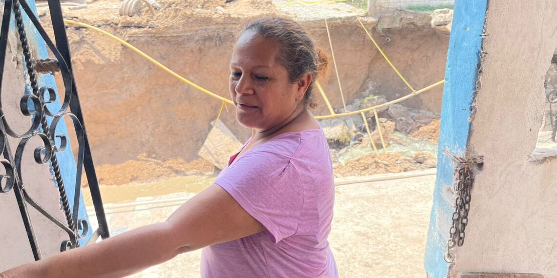 Anuncia Mpio arreglo de drenaje en Col Bravo; familias al borde del barranco quedan a la deriva