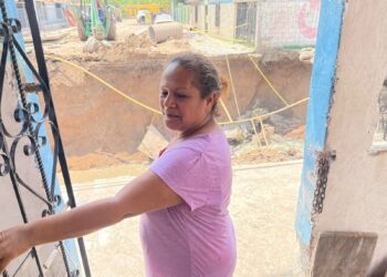 Anuncia Mpio arreglo de drenaje en Col Bravo; familias al borde del barranco quedan a la deriva